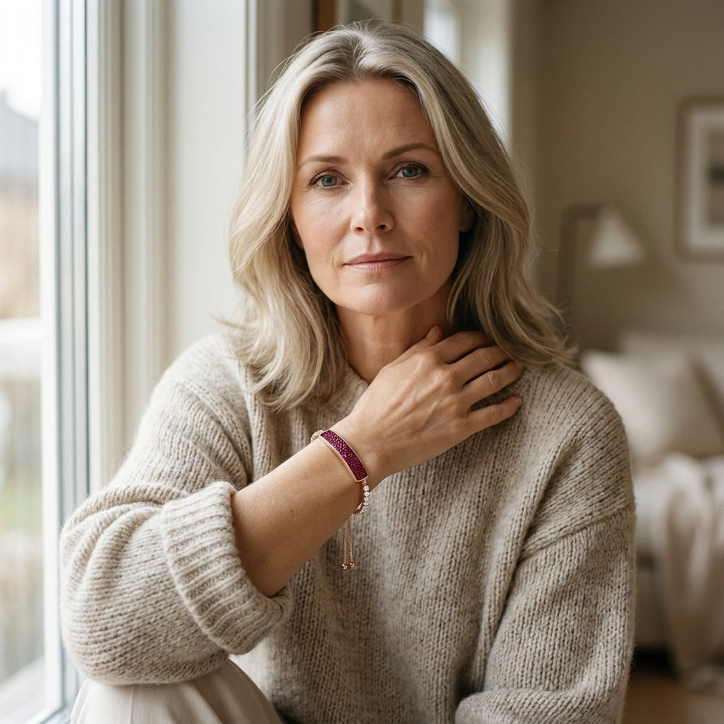 Kvinne i strikkegenser med Selma Fitband i karminrosé