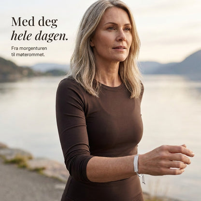 Kvinne på morgentur ved fjorden med Selma Fitband i krystallsølv